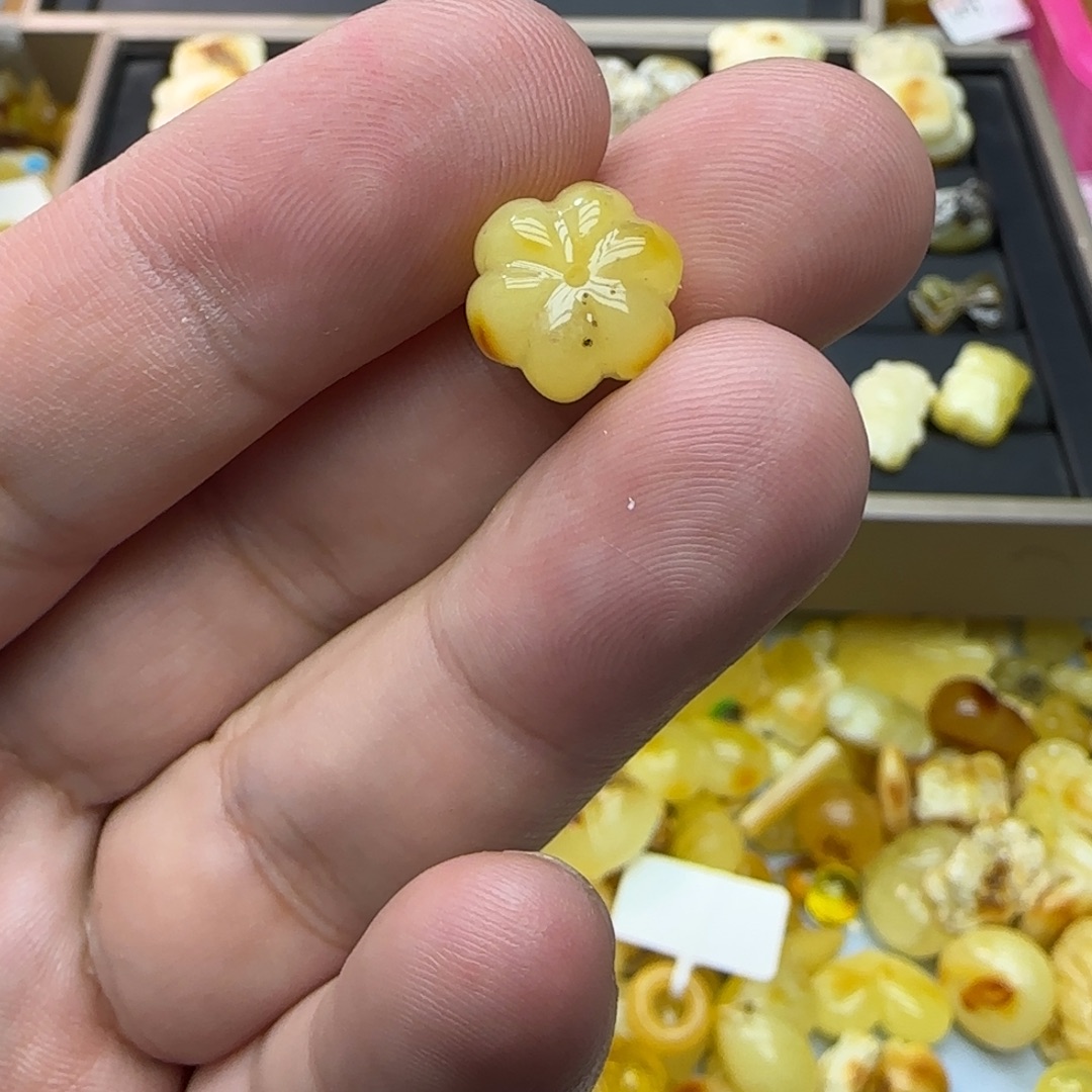 琥珀未镶嵌裸石0.79克