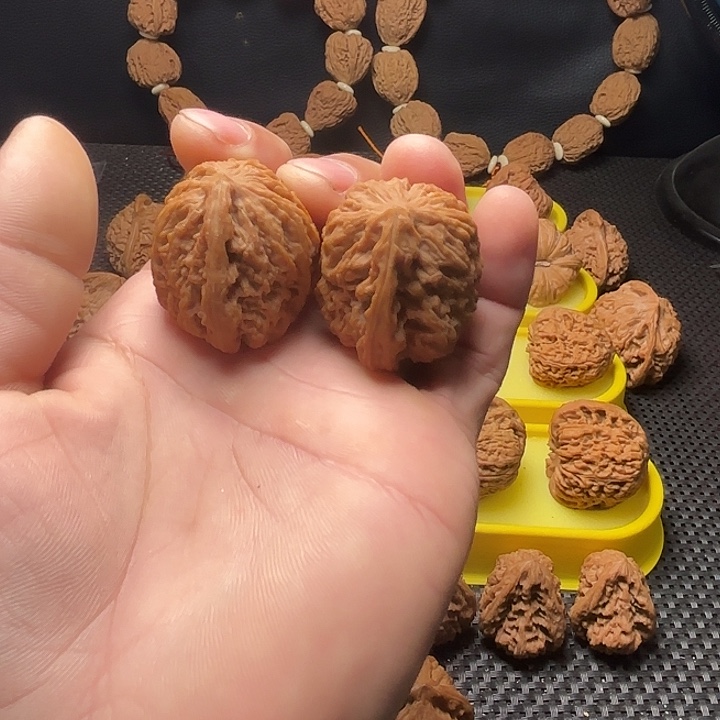 抖***量文玩核桃把件南疆石一根筋35尺7