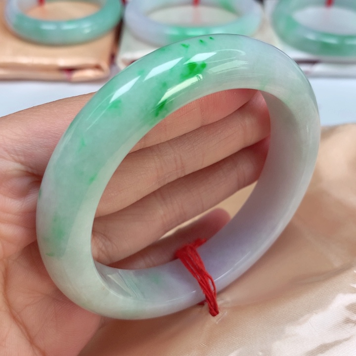 翡翠手镯未镶嵌阳绿飘花