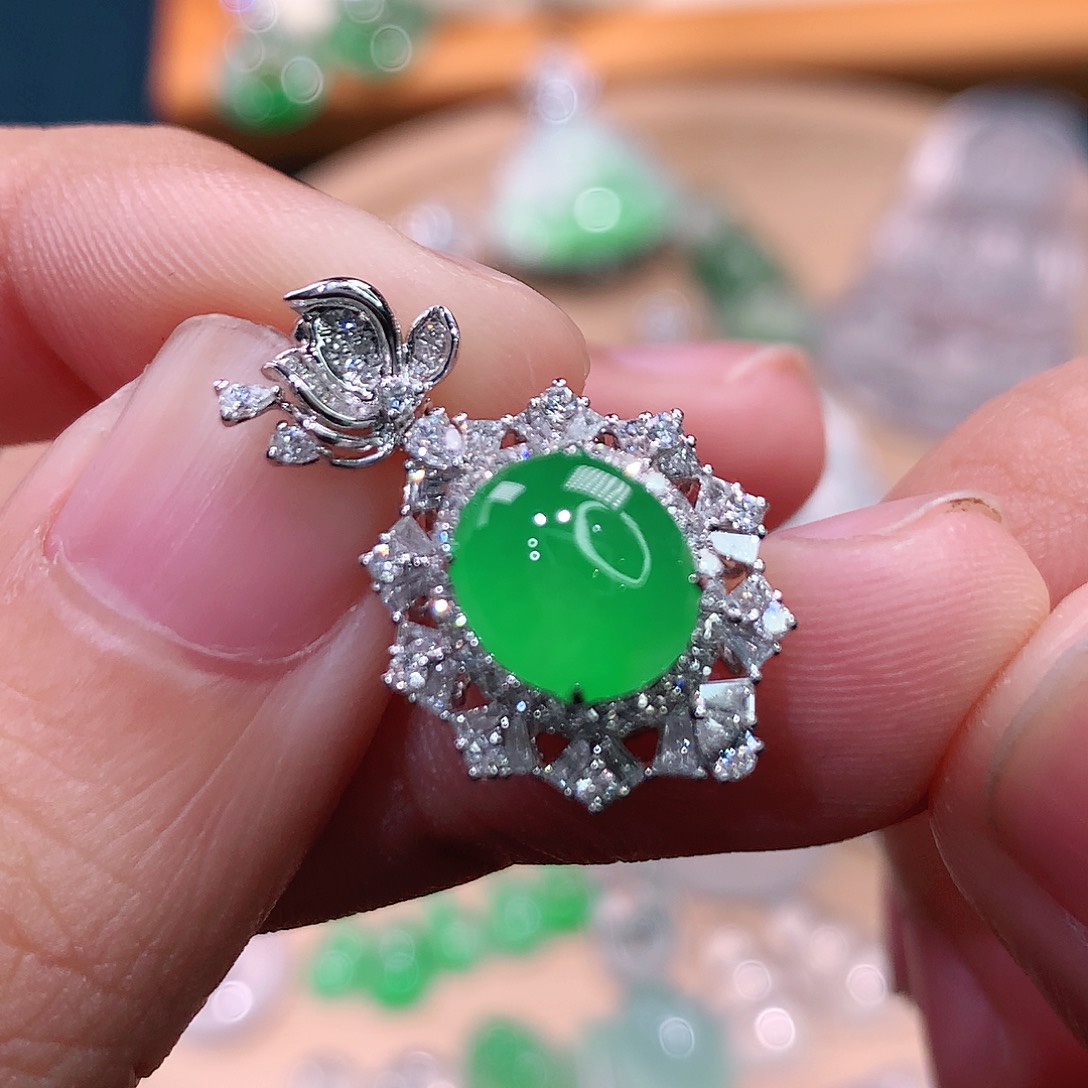 翡翠挂件18K金镶嵌甜木纳蛋面吊坠