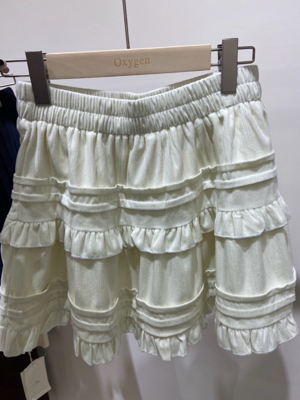 米白色蛋糕半身裙