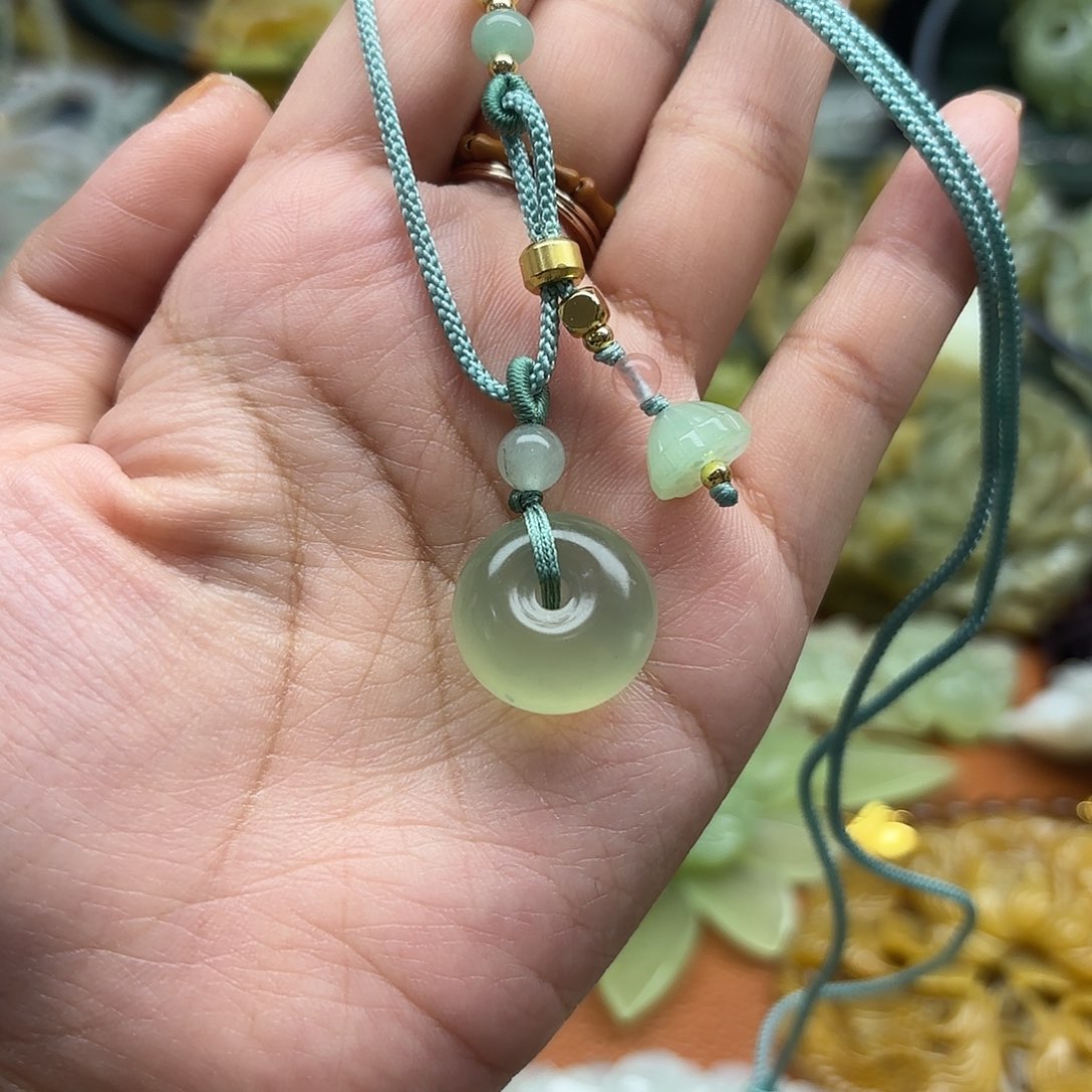 蛇纹石玉未镶嵌吊坠