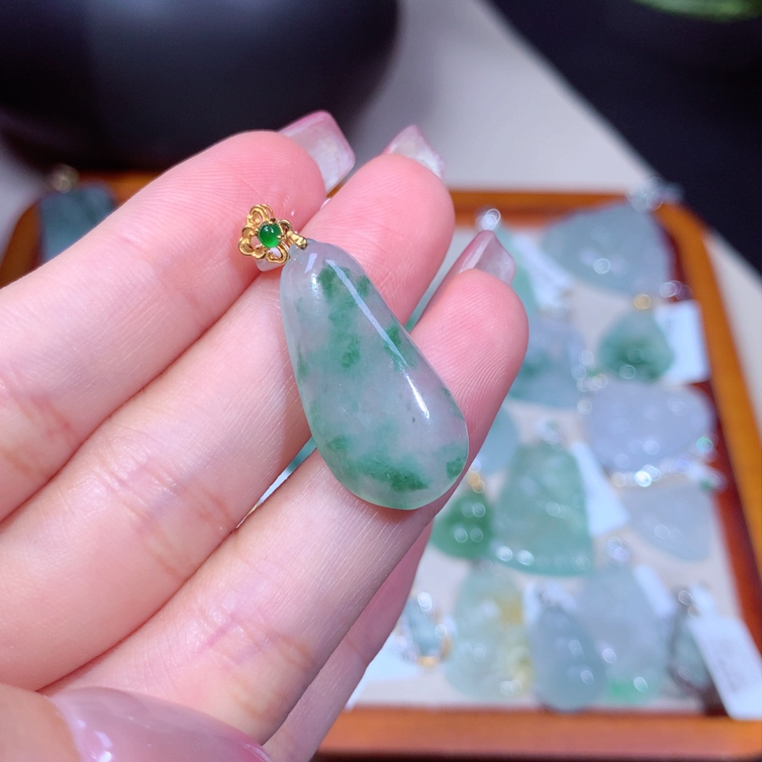 翡翠18K金镶嵌颈饰翡翠