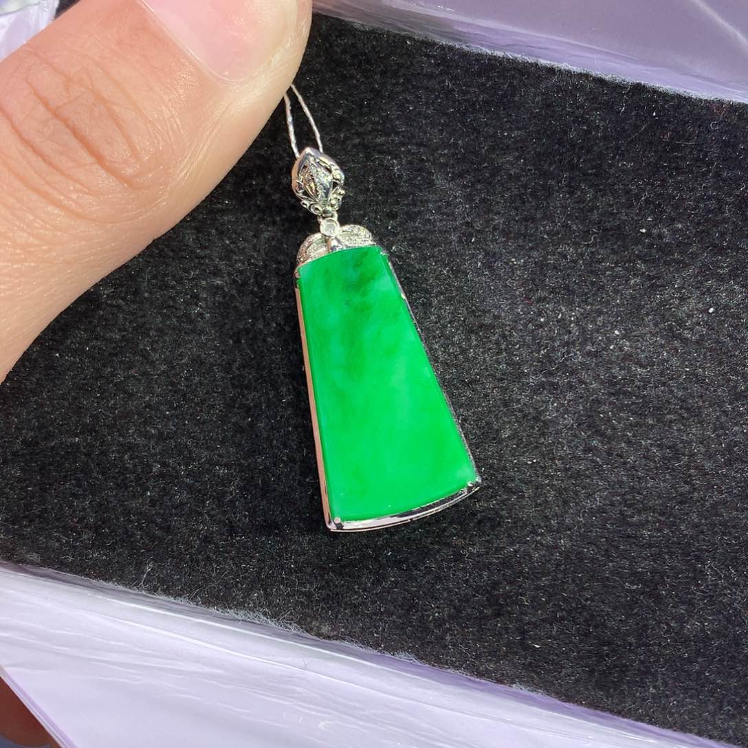 翡翠吊坠(赠链)18K金镶嵌