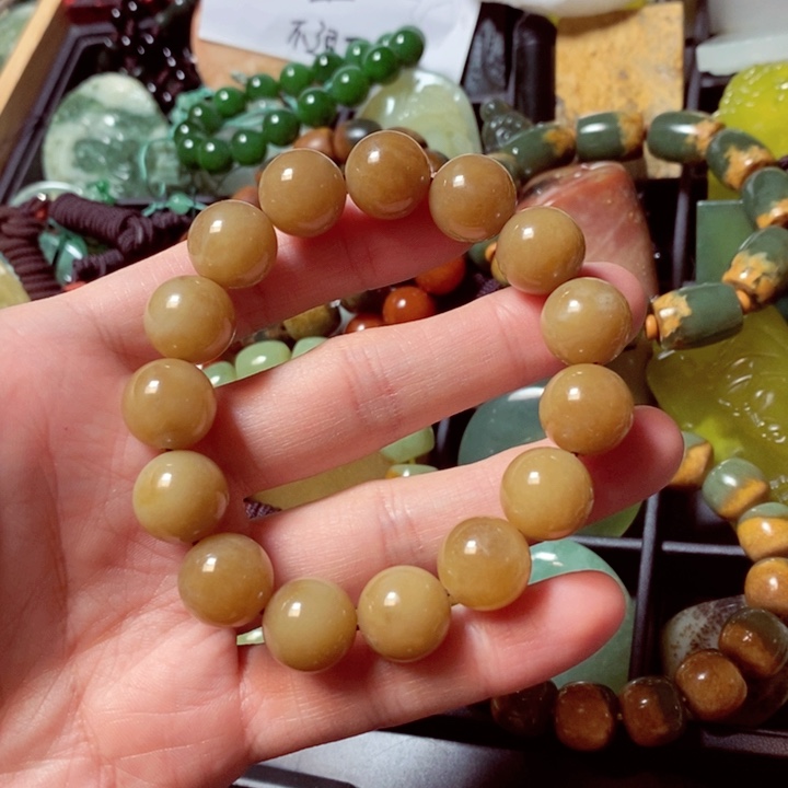 透闪石质玉颈饰未镶嵌