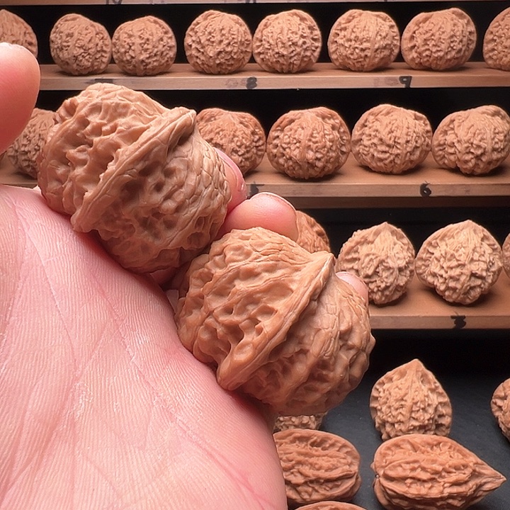 文玩核桃把件金锭元宝