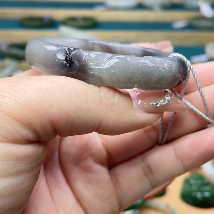 和田玉手镯53圈口。编号79未镶嵌