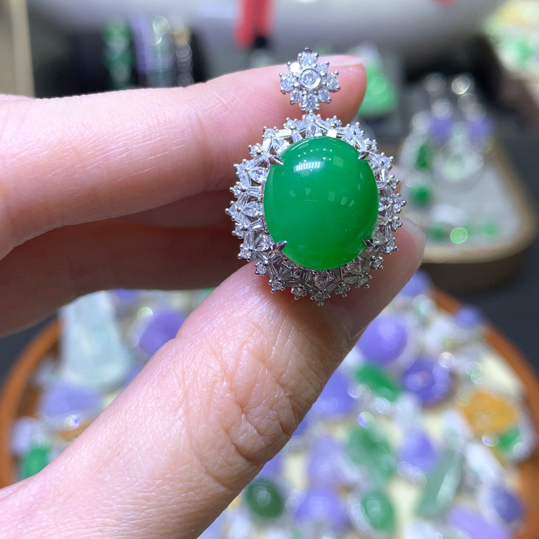 【闪购商品】翡翠颈饰18K金镶嵌翡翠吊坠项链