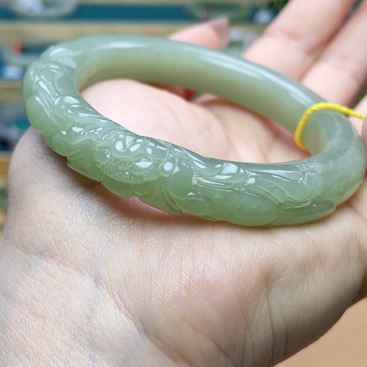 和田玉手镯57圈口。编号36未镶嵌