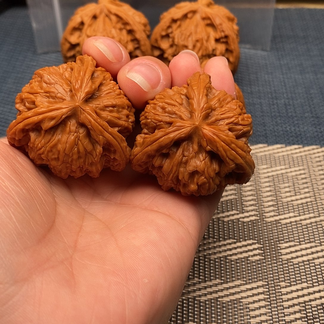 大***孩文玩核桃吊坠三棱