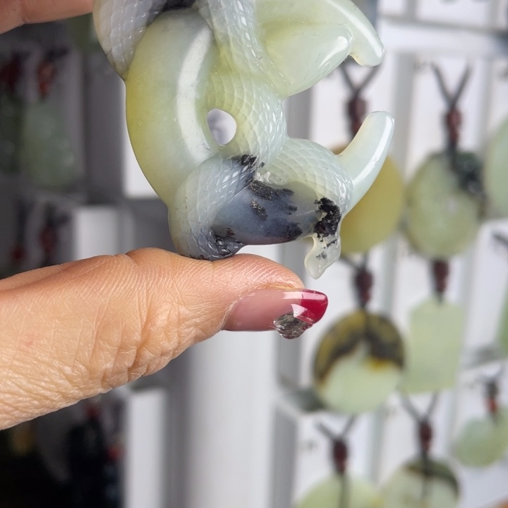 蛇纹石玉颈饰合金e****r