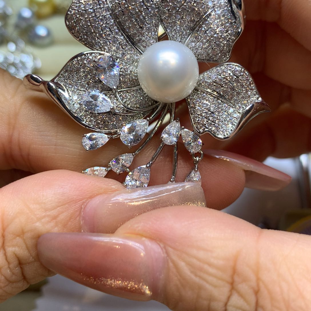 未镶嵌胸饰海水珍珠