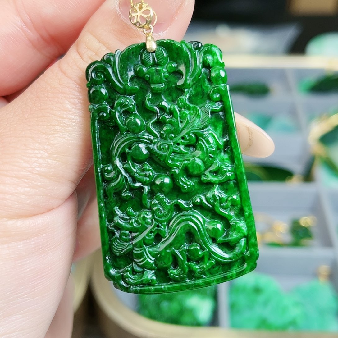 翡翠颈饰18K金镶嵌吊坠