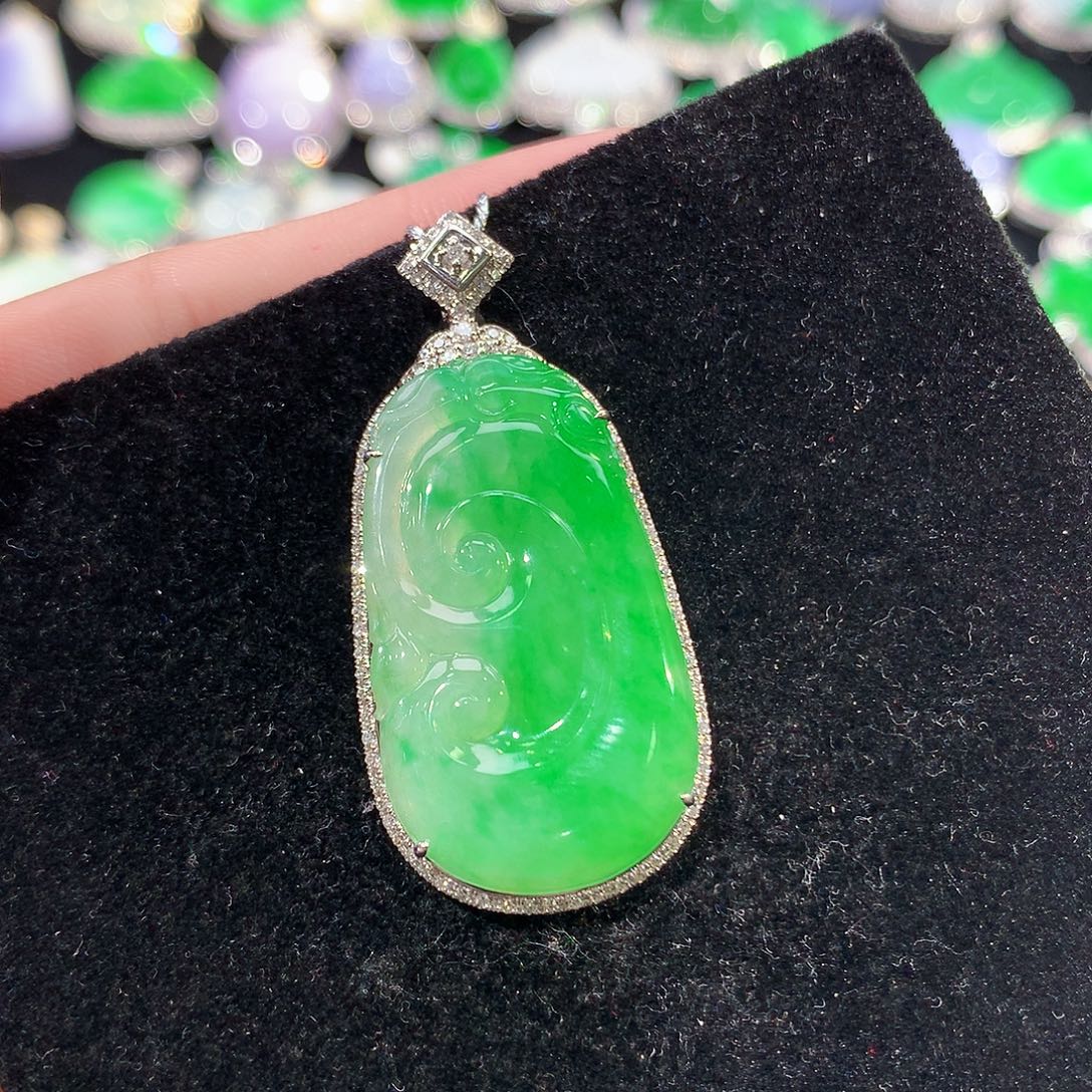 翡翠18K金镶嵌颈饰