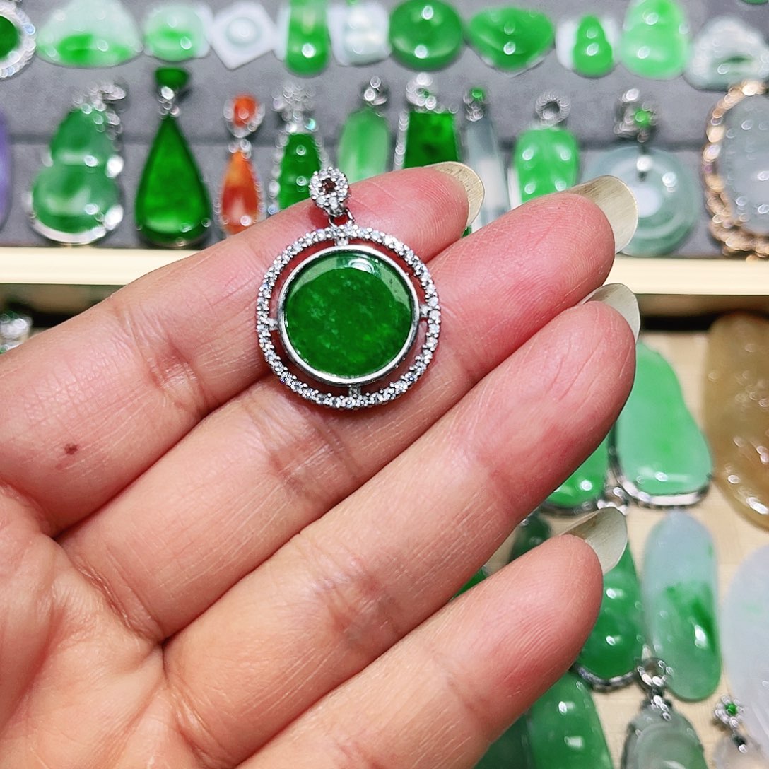 翡翠颈饰未镶嵌裸石