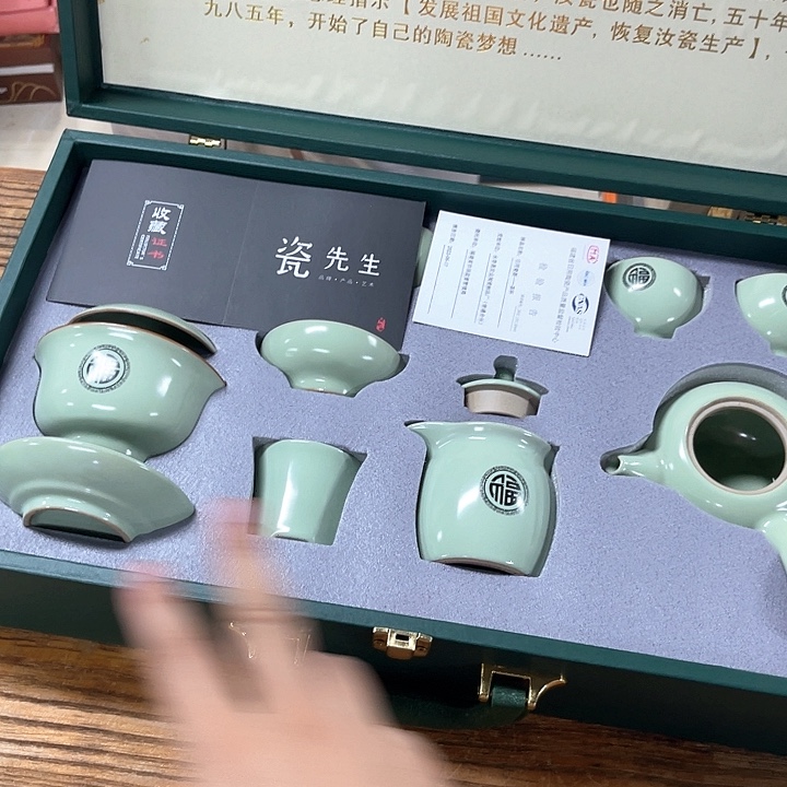 孤品茶具套装等。      
