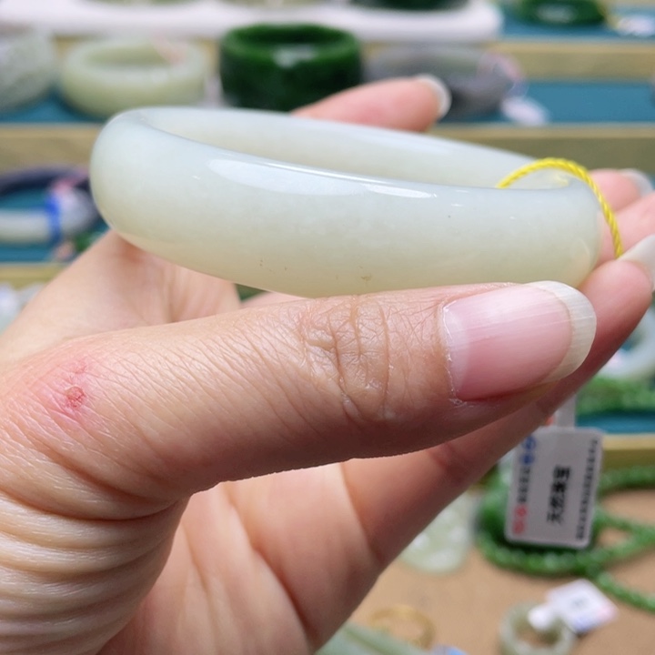 和田玉手镯59+圈口。编号67未镶嵌