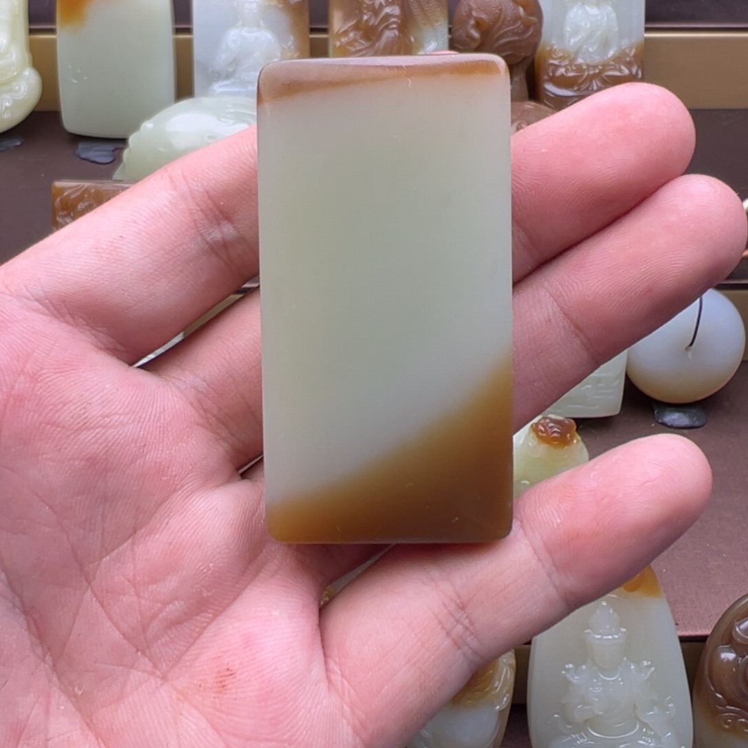 B***n和田玉（糖玉）未镶嵌颈饰