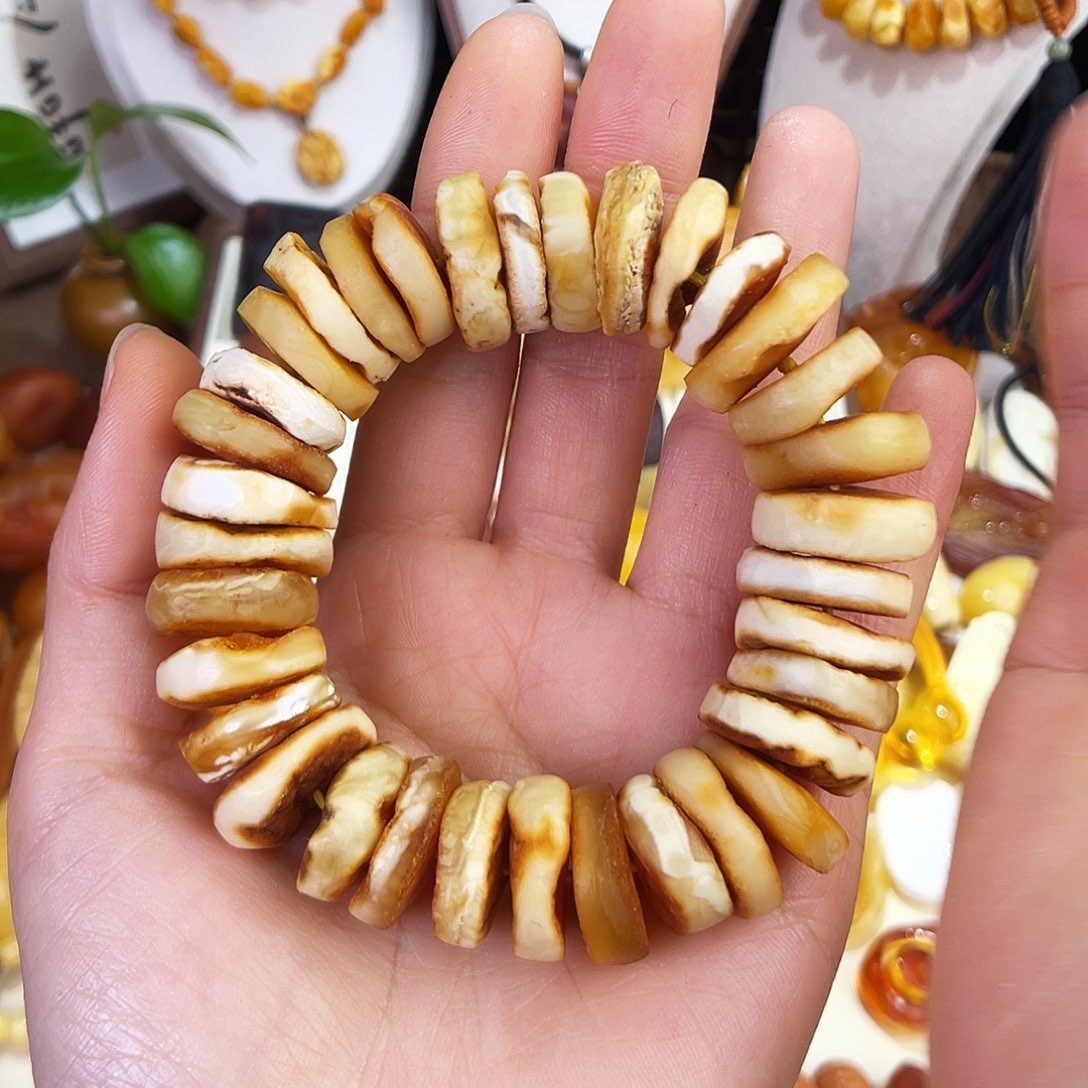 琥珀珠宝奇石未镶嵌毕。