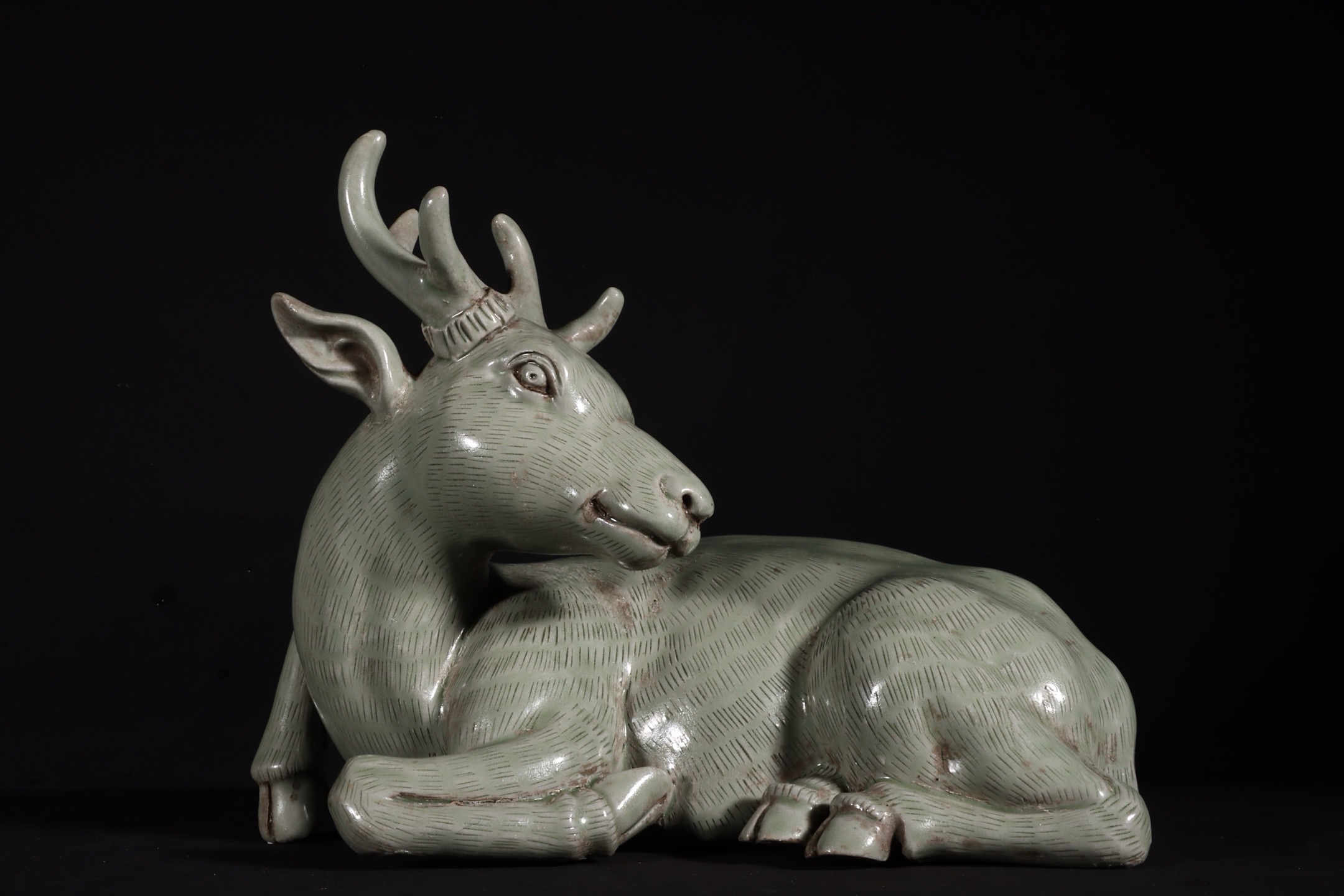 越窑秘色瓷鹿摆件