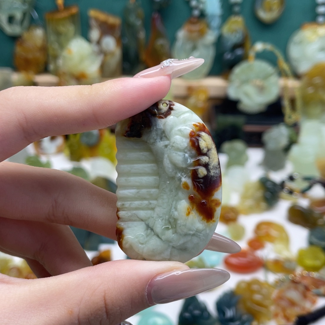 蛇纹石玉颈饰未镶嵌