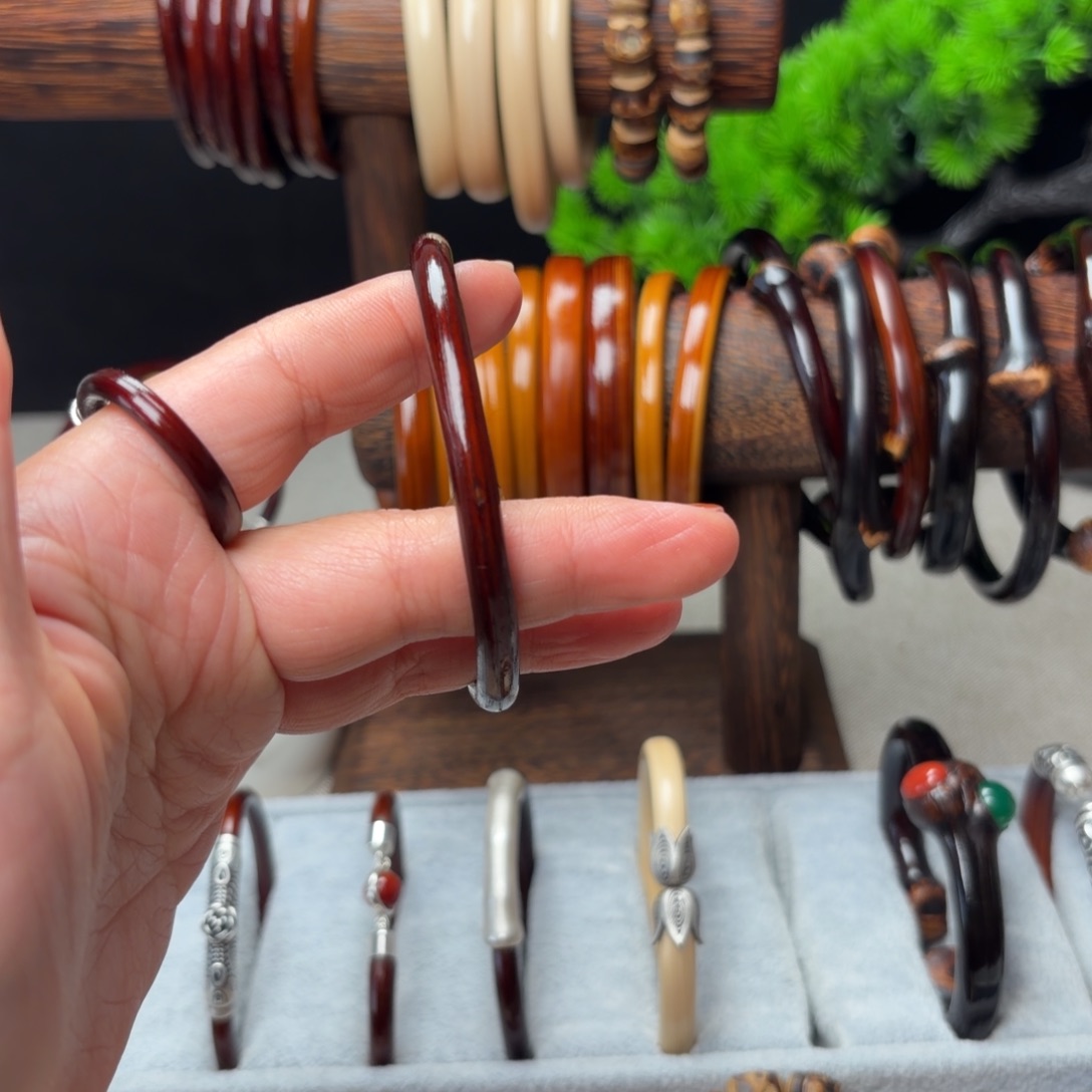 给***赞木质非金属鸡血藤手镯微瑕