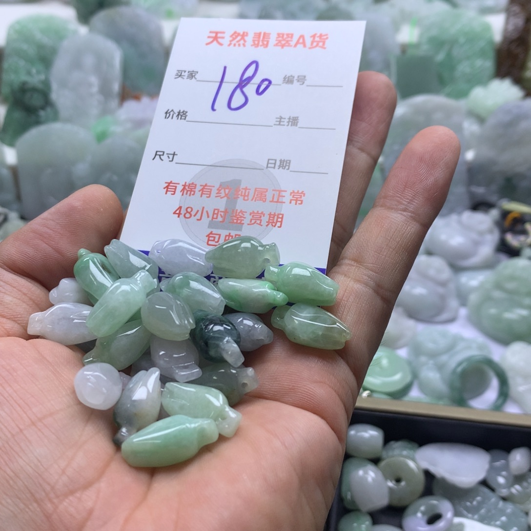 杨***艺翡翠未镶嵌颈饰缅甸A货翡翠