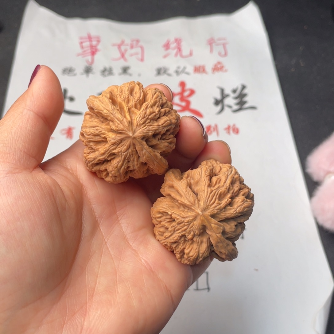 文玩核桃把件657。44粗筋有黄