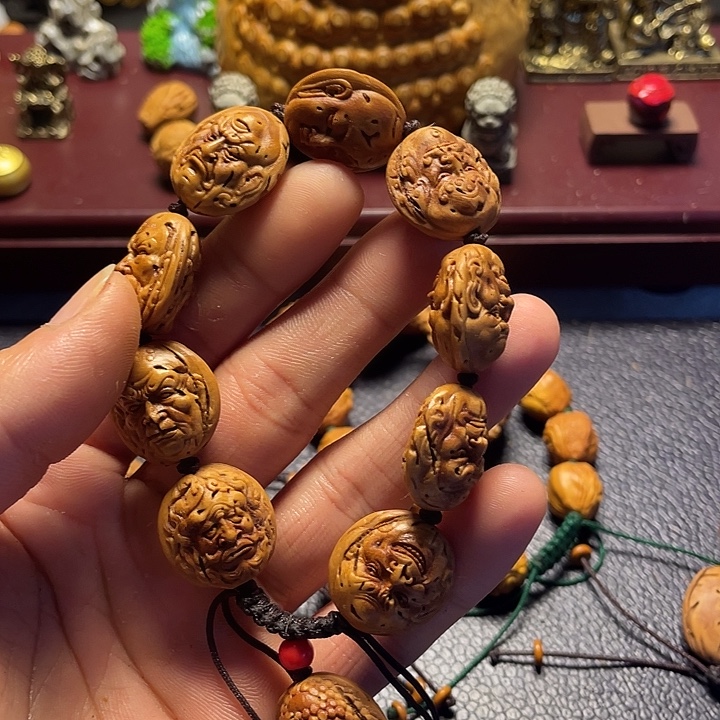 何***财大桃核雕刻瑕疵罗汉