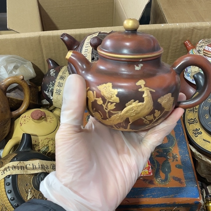 紫砂茶壶原矿泥料，纯手工制作的一把紫砂壶。