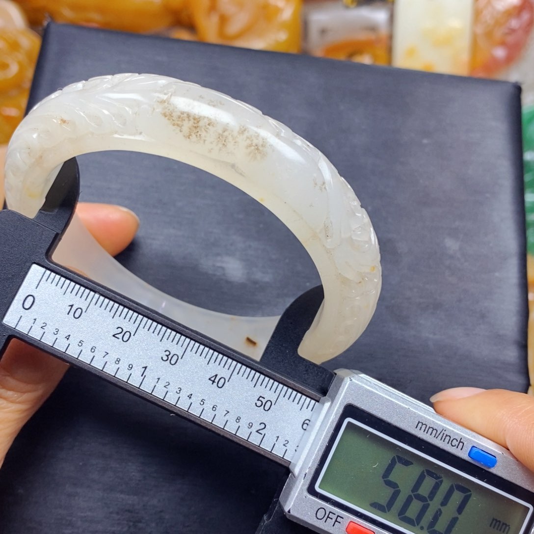 石英质玉（黄龙玉）颈饰未镶嵌