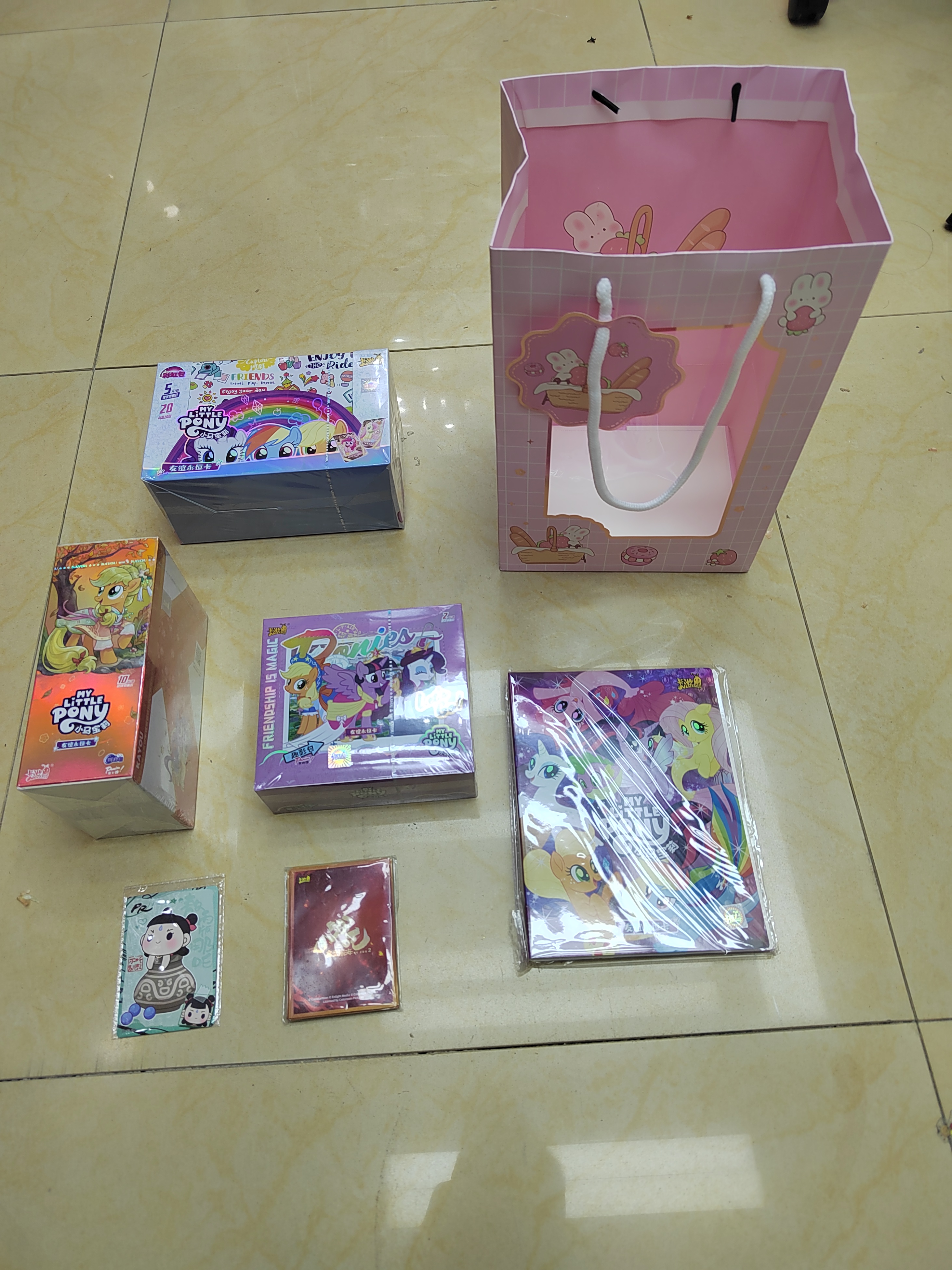 彩虹4辉月7趣影4各一盒小马宝莉卡册1本礼品袋1个PR卡1张卡套20张