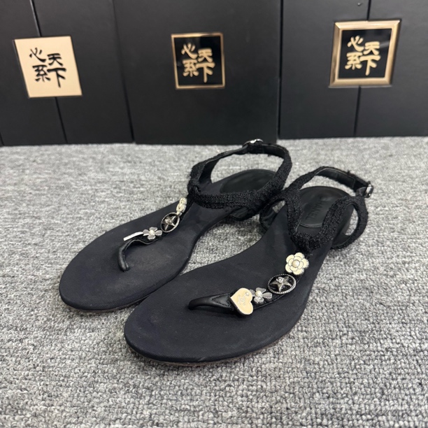 95新 Chanel/香奈儿 chanel 香奈儿 珐琅勋章凉鞋35.5码ysc3278