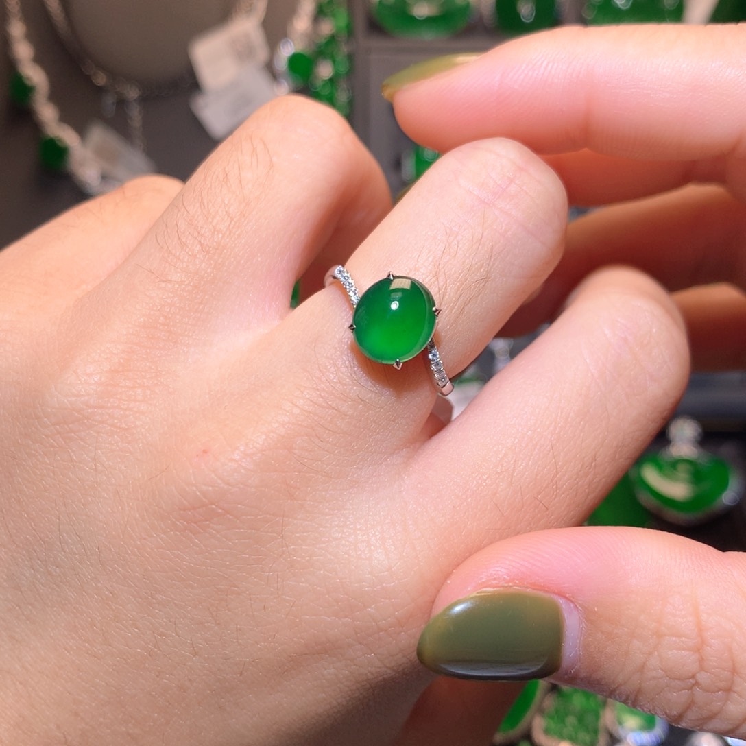 翡翠戒指18K金镶嵌蛋面