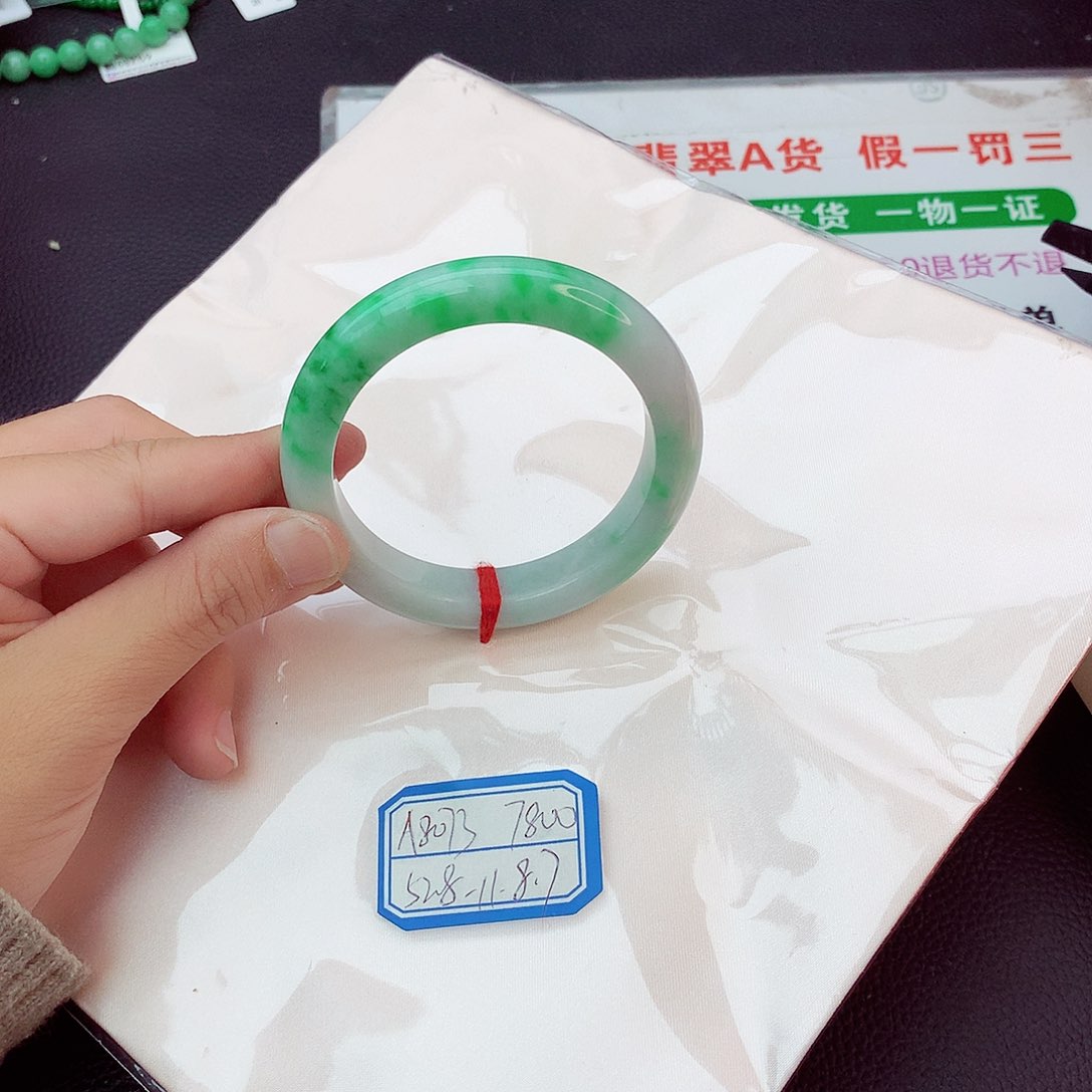 翡翠手镯未镶嵌翡翠