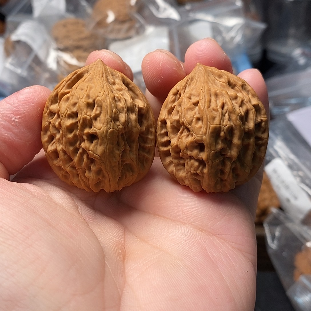 1文玩核桃油皮鸡心35-364