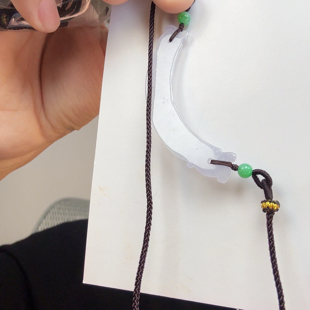 翡翠未镶嵌颈饰一件