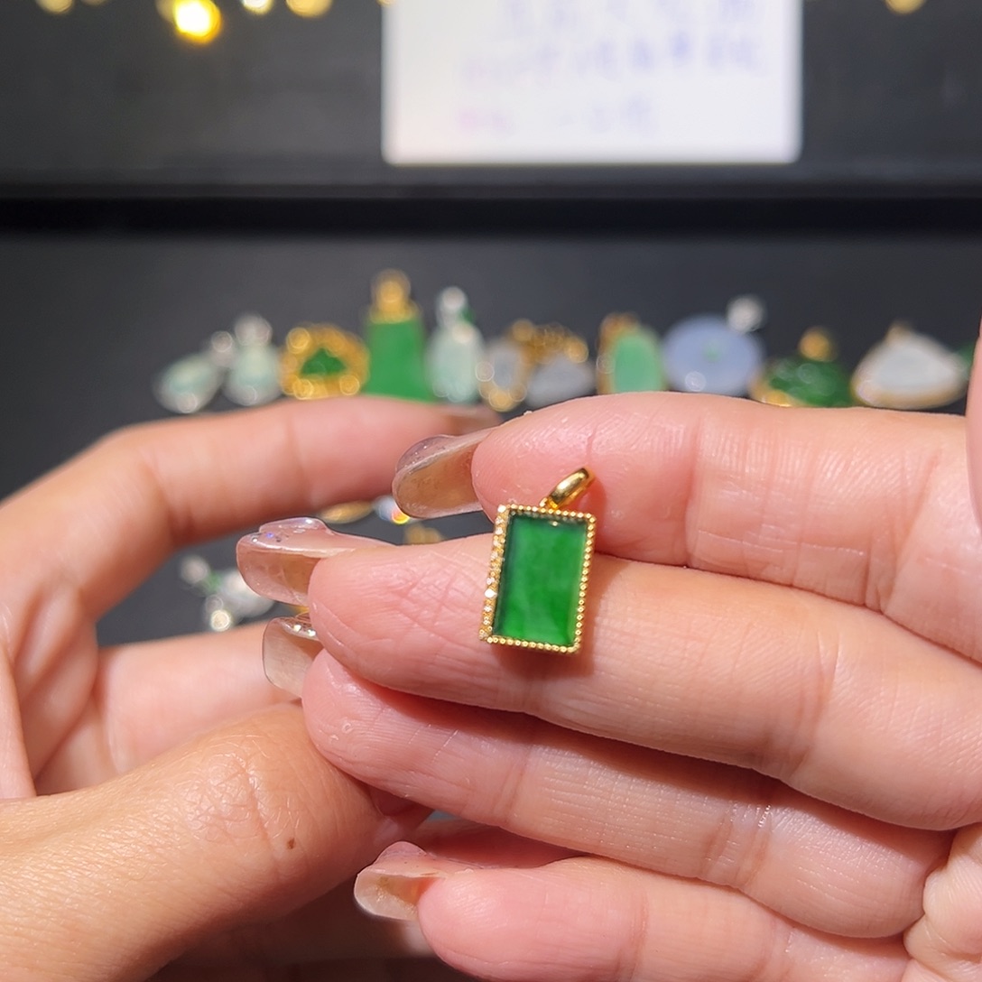 翡翠颈饰18K金镶嵌吊坠