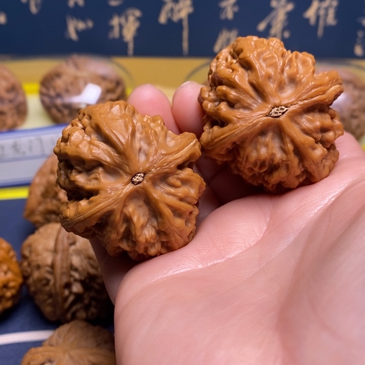 文玩核桃吊坠肚42红锦鲤