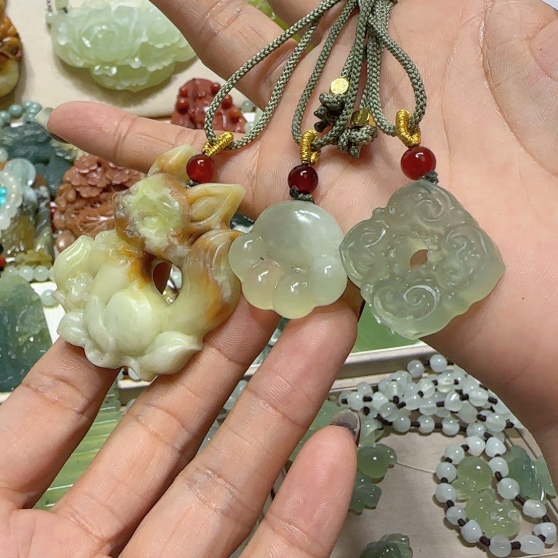 未镶嵌蛇纹石玉吊坠