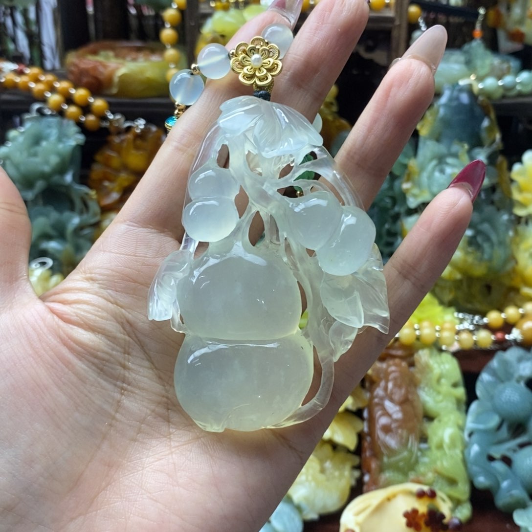 蛇纹石玉颈饰未镶嵌霞*: