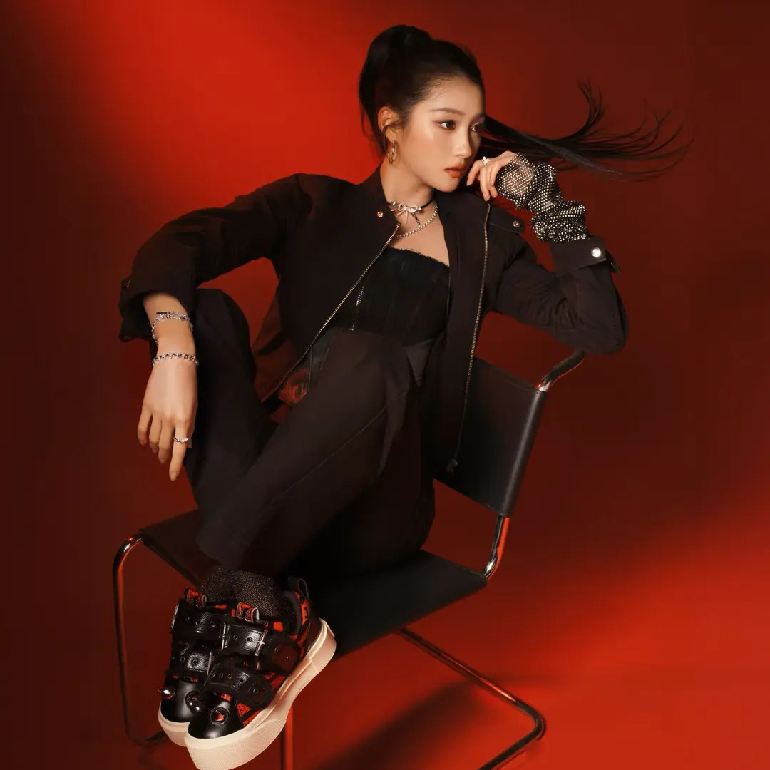 【关晓彤同款】安踏SV女子复古外套水洗短款露腰美式炸街爵士外套