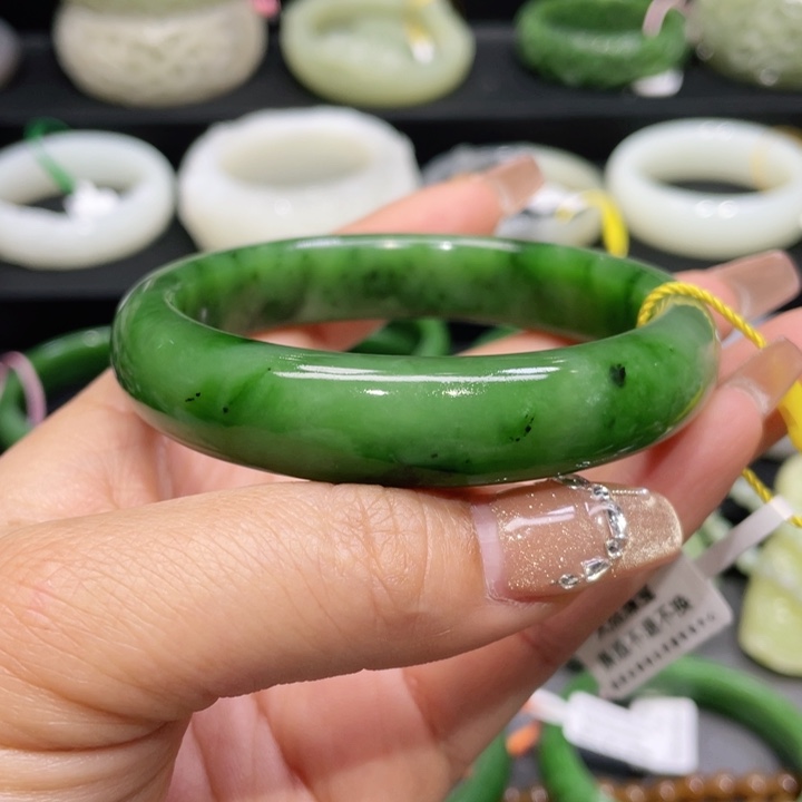 和田玉手镯60圈口。编号61未镶嵌