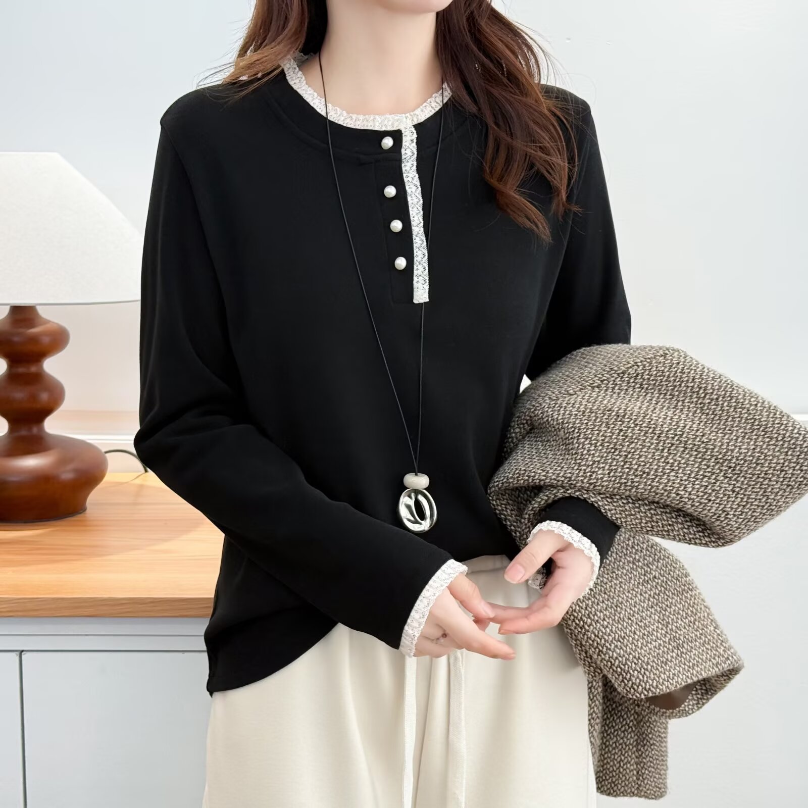 大码女装秋冬新款打底衫上衣微胖MM遮肉显瘦拼接花边纽扣长袖T恤