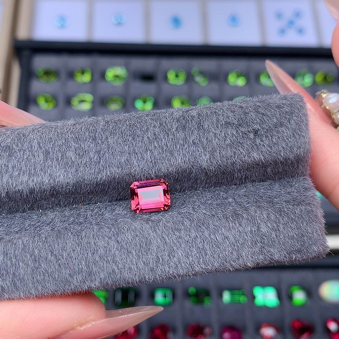 碧玺裸石未镶嵌1.6克拉