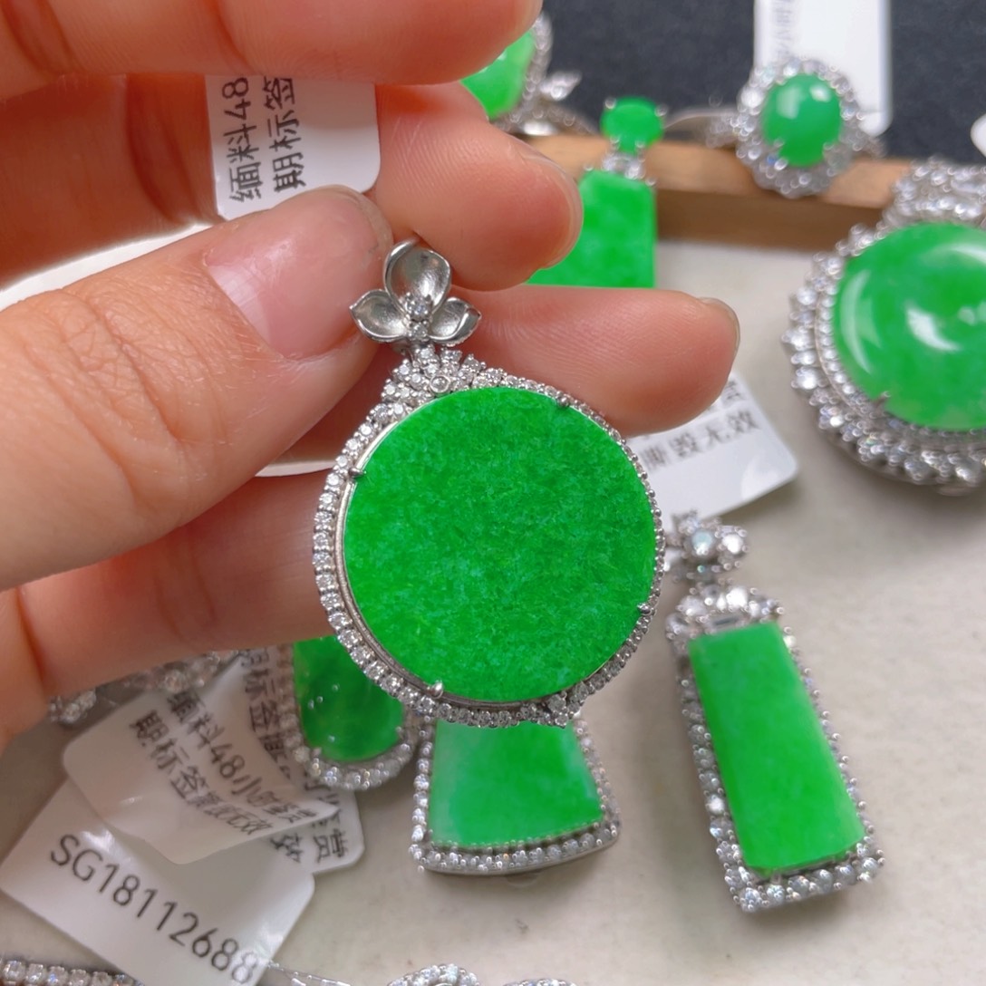 翡翠颈饰银S925镶嵌翡翠