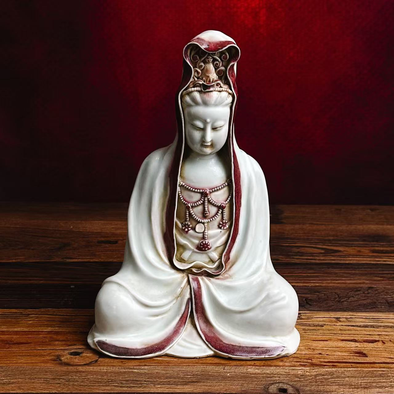 明早期卵白釉釉里红观音坐像