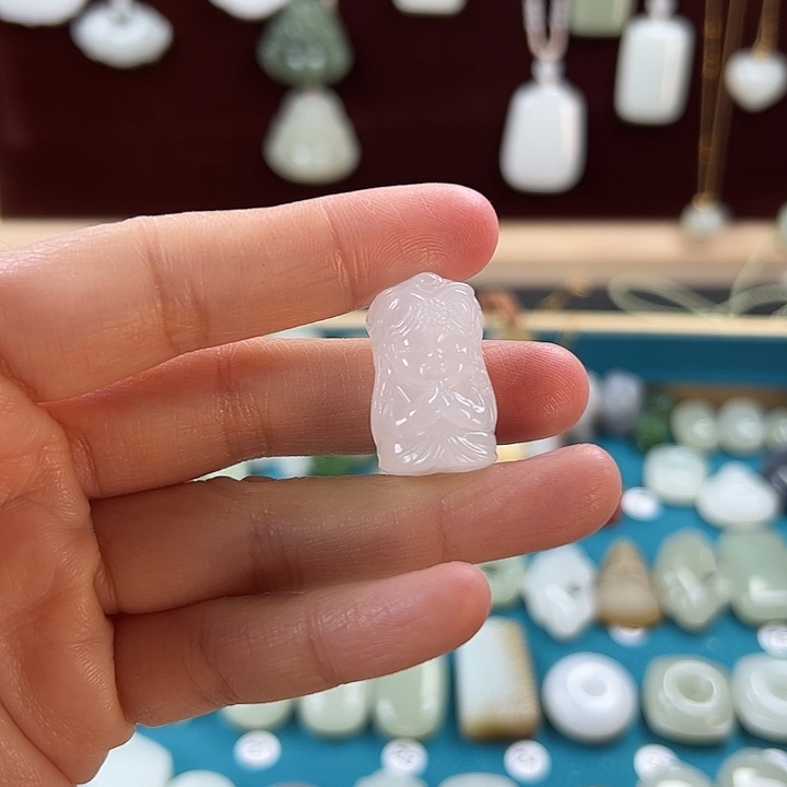 沐****和田玉未镶嵌颈饰