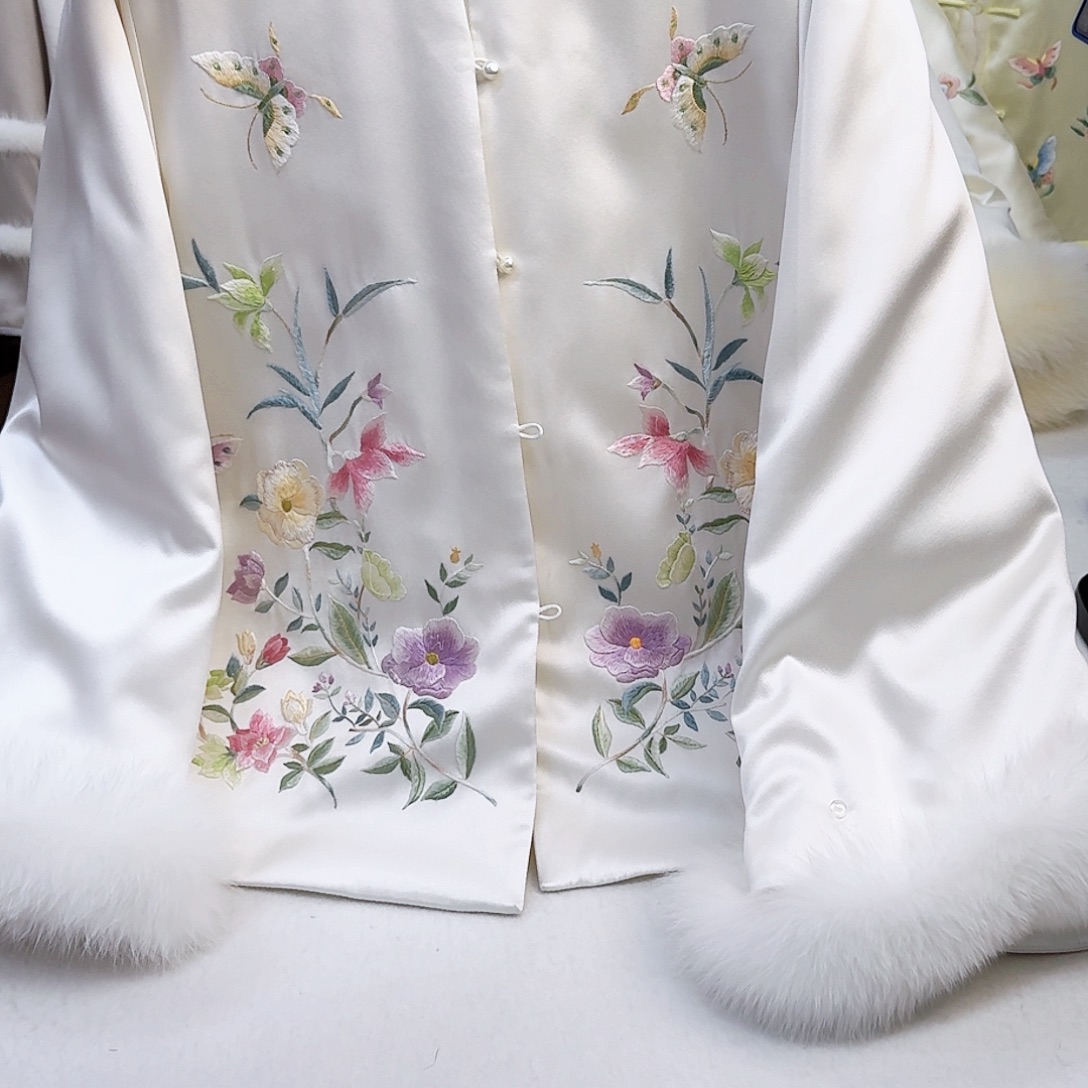 织绣真丝白色对襟棉服