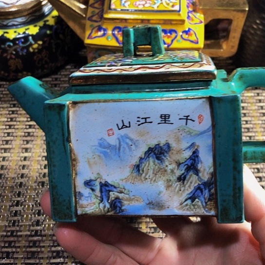 紫砂茶壶原矿泥料手工制作的紫砂壶。